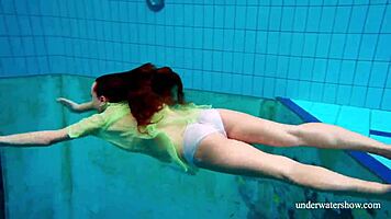 นีนา มอห์นัตคา แสดงหีขนในฉากฝักบัวร้อนแรง