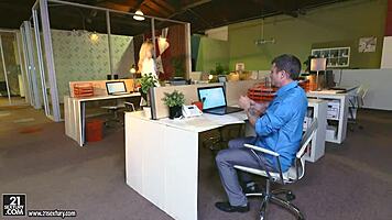 young goldie rush shows off her perfect ass