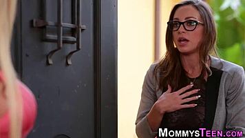 Teen stepdaughter scissor threesome 😈