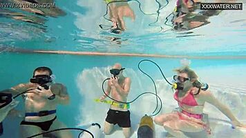 एवा सासाल्का के साथ पानी के नीचे ग्रुप सेक्स?