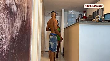 rabuda safada giving it to the delivery guy