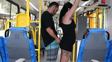 Umumi Otobüs Çılgınlığı - Adam Brunet'in Kıçına Sikini Sürtüp Boşalıyor