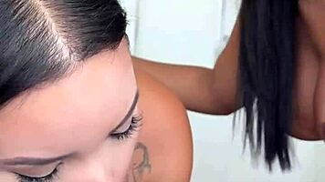 Gostosa Asiática convida amiga para primeiro ménage com Negão