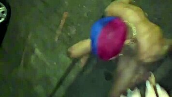 Depois de uma resenha fiquei animadinha e pedi pros meus amigos pararem o carro pra fuder com eles na rua sem camisinha sem ligar pras pessoas que estavam passando e olhando