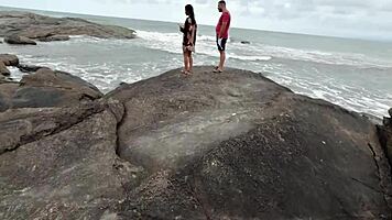 levamos a novinha carioca na praia pra fuder com o casal no mato e pegaram agente transando