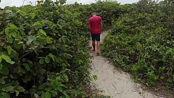 levamos a novinha carioca na praia pra fuder com o casal no mato e pegaram agente transando