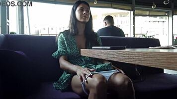 義妹が賭けに負けてレストランでマンコ見せ