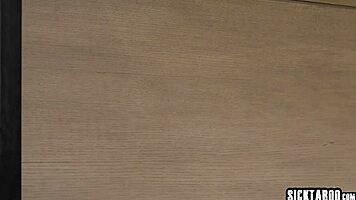 Маленькая чёрная девчонка Николь Китт присоединяется к плану мести. Наслаждалась ли MILF этим жёстким долблением?