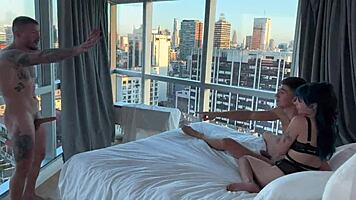 Doppel Penetration von riesigen spanischen Schwänzen bei junger 18+ Argentinierin!