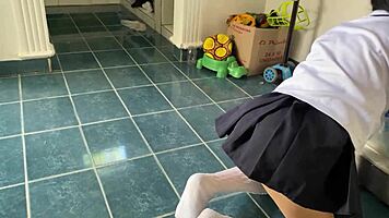 اللعنة يا بنت الزوجة الكيلوت ده حار لازم أنحنيك دلوقتي