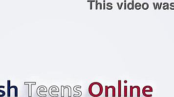 Muhteşem İngiliz sarışın ilk lezbiyen deneyinde strap-on ile sertçe sikiliyor