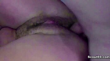 Chico joven 18+ engaña a abuela para su primer anal duro 😲