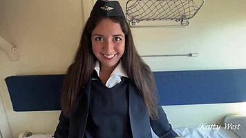 Aku ngewe kondektur kereta di kompartemen saat istirahat