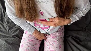 J'ai doigté ma chatte jeune 18+ horny en pyjama jusqu'au squirt et éjac grosse bite.