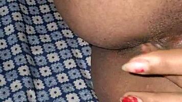 Uite la Desi indiană Alisha Bhabhi în joacă solo fierbinte