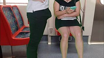 야 낯선이, 이 기차에서 공개적으로 너의 자지를 쥐고 빨아주는 거 보고 싶어?