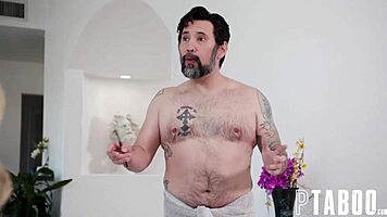 Savvy Suxx gives blowjob during massage