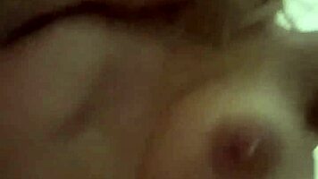 Julia Graff als Escort für Darlehensraten, nasse Fotze und enger Arsch im Amateurfick