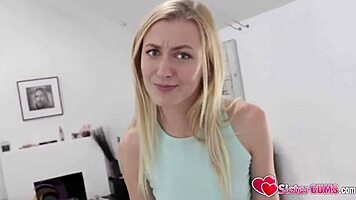 Uttråkad petite 18+ styvsyster suktar blöt saftig fitta-sexlek