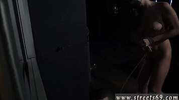 فتاة تتنك في عقاب شرجي قاسي