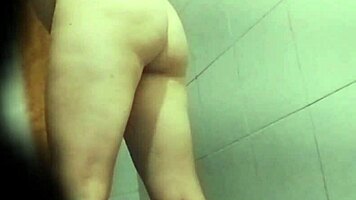 spying on my stepmother shaving her pussy 😏