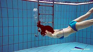 Martinas tight fitta retas i blå bikini under vatten