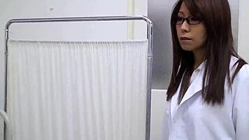 小柄な日本人看護婦が病院でフェラして飲み込む