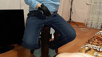 i watch my yung 18+ freind masturbate her pusy in the dorm untill orgasm, its so hot