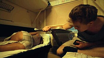 Jovem submissa tirando leite da pica do seu mestre