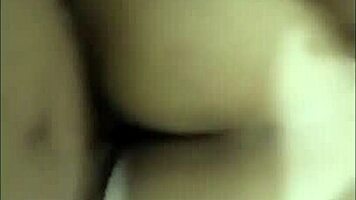 สาวอินโดนีเซียในชุดเครื่องแบบ อยากได้บริการก่อนทำงานหรือเปล่า?