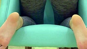 Teen babe, tease your sugar daddy in tight leggings now!