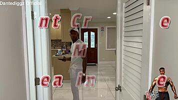 Stephanie Love кремпай докато съпругът блъска вратата... опа!