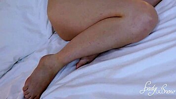 Малката брюнетка й лижат косматата путка