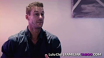 Kleine 18+ Aziatische Lulu Chu Verliefd Op Stiefvaders Vriend Ryan McLane