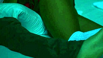 La Vecina y Vecino Tienen Sexo Caliente en Su Habitación