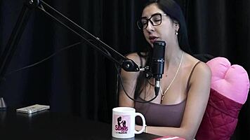 Morena Safada Mostra os Lindos Peitos e a Buceta Depois de Falar que Queria Transar Mas os Homens N�o Chegavam e Brindaram aos Hates - Renatinha Melo Watch on Sheer Red