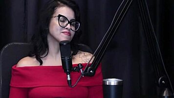 Ehi, guarda i migliori preliminari del podcast di Bruna Ferrari e Bia Hot in rosso trasparente! Parte 1. 😍