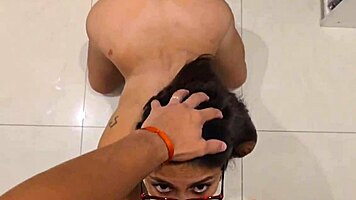 mi hermanastra se sorprende por el tama�o de mi verga