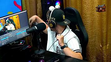 a novinha da privacy avaliou o pau do ruan e tirou a roupa no podcast que delicia - luuh barbosa - podcast pupum no barraco completo no sheer - red