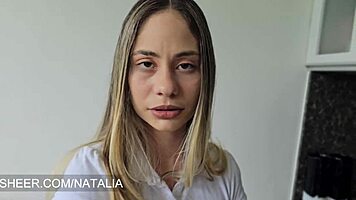 colegiala muestra fotos sensuales a su padrastro para provocar deseo