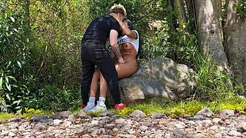 pareja amateur se graba follando con su hermanastro en el rio