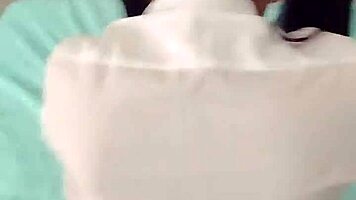 富家女学生在卧室地板上穿着制服被猛干。谁知道她这么狂野？