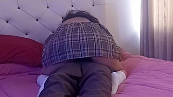 la estudiante mexicana en uniforme seduce a compañera en cuarto