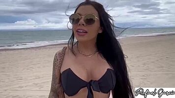 Comi forte a buceta da gostosa da praia hoje