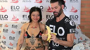 Shaketi babe chats before spicy room session