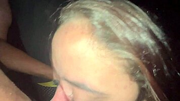 eu e meus amigos fudemos a buceta da novinha no meio da rua enchemos ela de porra na cara da vadia