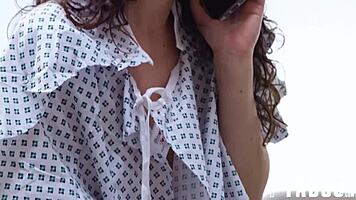 Гъвкава блондинка с татуировка в черни чорапи