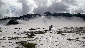 信じられない、細い小さいアナルが激しく突かれちゃった、ワイルドな顔面ファック乱交で