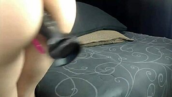 Hej, pozri si tú amatérsku tínedžerku 18+ vkladať hračku na live cam!