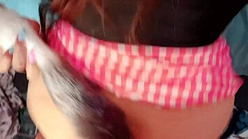 Zorrita caliente con plug anal se masturba y la sorprenden y se la cogen duro. ¡Qué calor!